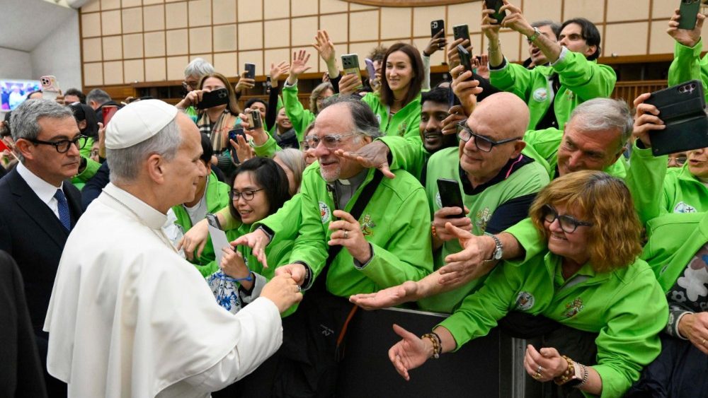 Papa Leon XIV și un grup de voluntari ai Jubileului.