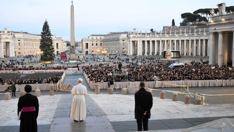Le&atilde;o XIV tamb&eacute;m saudou os jovens que acompanharam o encontro na Pra&ccedil;a S&atilde;o Pedro