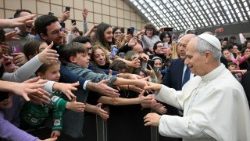 El Papa saluda a múltiples jóvenes romanos congregados en el Aula Pablo VI del Vaticano el sábado 10 de enero de 2026