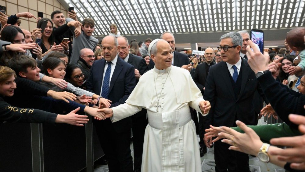 El Papa saluda a múltiples jóvenes romanos congregados en el Aula Pablo VI del Vaticano el sábado 10 de enero de 2026