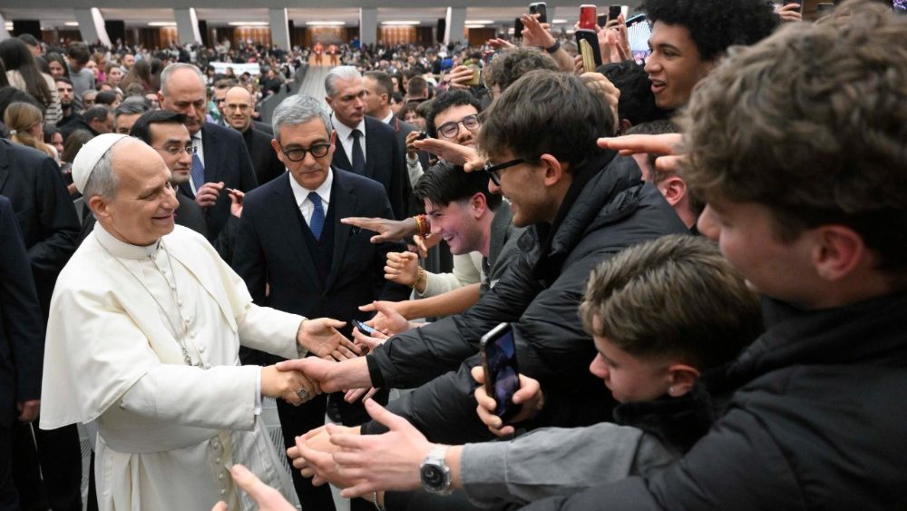 Leon al XIV-lea salutând tinerii din parohiile Romei