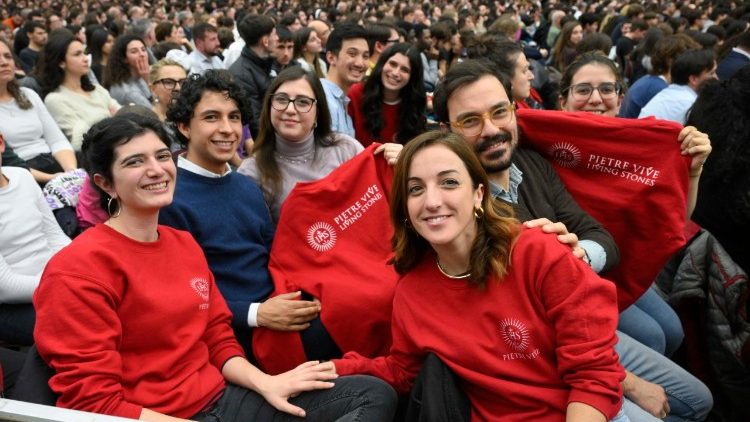 J&oacute;venes romanos exultantes ante la audiencia con el Romano Pont&iacute;fice el s&aacute;bado 10 de enero de 2026