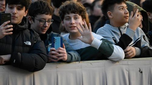 I giovani di Roma raccontano al Papa solitudini e speranze: siamo qui per dire s&igrave; alla pace