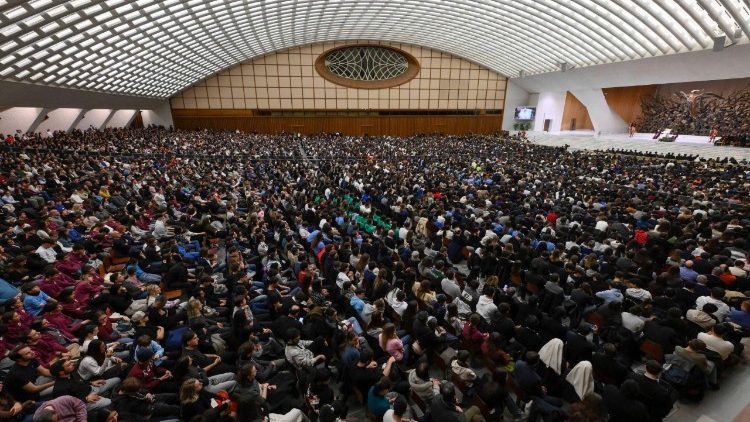 L'Aula Paolo VI gremita di giovani