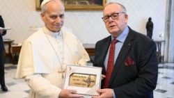 Леў XIV і Сеамус Боланд падчас аўдыенцыі ў Ватыкане