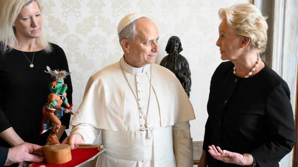 Leon XIV și Cindy H. McCain, directoare executivă a Programului Alimentar Mondial (PAM)