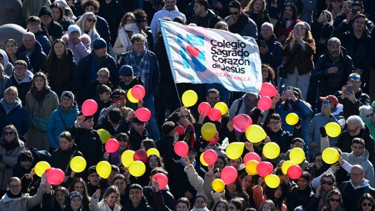 Fi&eacute;is e peregrinos reunidos na Pra&ccedil;a S&atilde;o Pedro