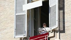 Leon XIV podczas modlitwy Anioł Pański