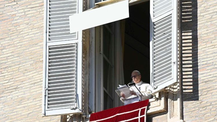 Leon XIV podczas modlitwy Anioł Pański