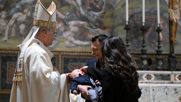 Leon XIV udzielił sakramentu chrztu dwadzieściorgu dzieciom