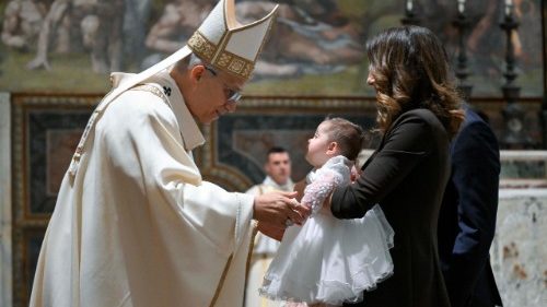 Leone XIV battezza 20 bambini: "La fede, un bene essenziale per vivere"