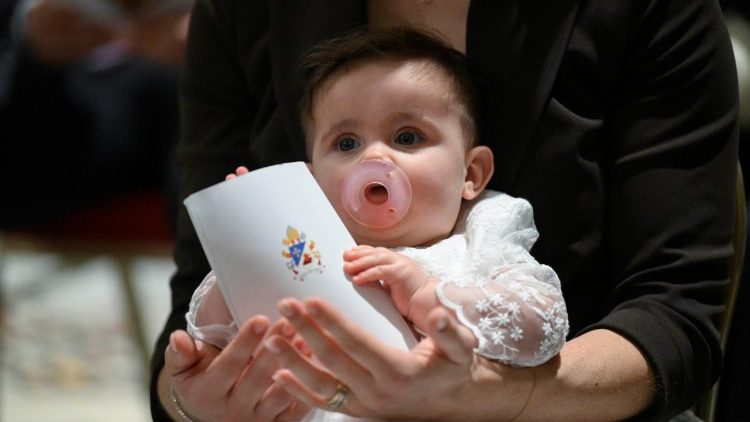 Papież dodał, że miłość Boża objawia się poprzez rodzic&oacute;w dzieci