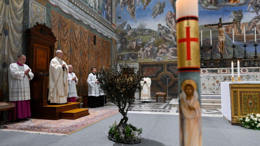 Le cierge pascal, dans la chapelle Sixtine, lors de la messe célébrant le baptême du Seigneur.