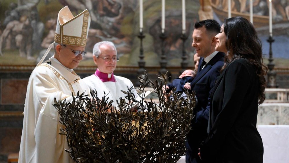 Le Pape baptisant des enfants dans la chapelle Sixtine, le 11 janvier. 