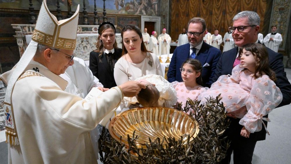 Le Pape baptisant des enfants dans la chapelle Sixtine, le 11 janvier. 