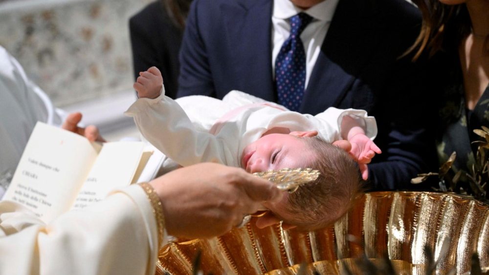 Au cours de la messe, Léon XIV a baptisé 20 nouveaux-nés, enfants des employés du Vatican. 