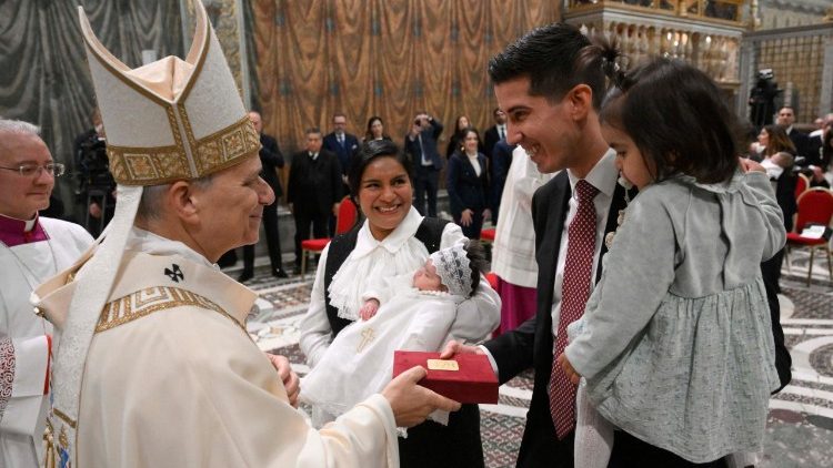 Papa akitoa zwadi kwa wazazi wa watoto Medali ya Bikira Maria