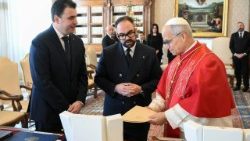 Sus Excelencias los Señores Matteo Rossi y Lorenzo Bugli, Capitanes Regentes de la República de San Marino, junto al Papa León XIV.