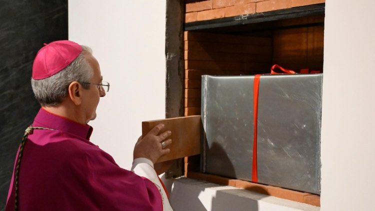 A capsa-l&aacute;dik&oacute; elhelyez&eacute;se a falban 