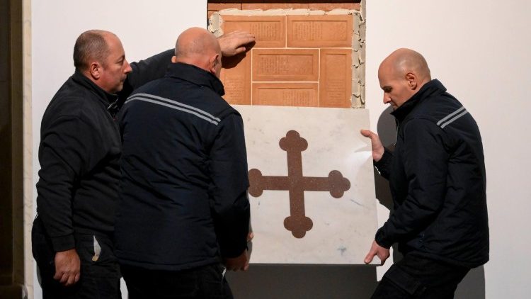 Polaganje marmorne plošče s križem v baziliki Marije Velike