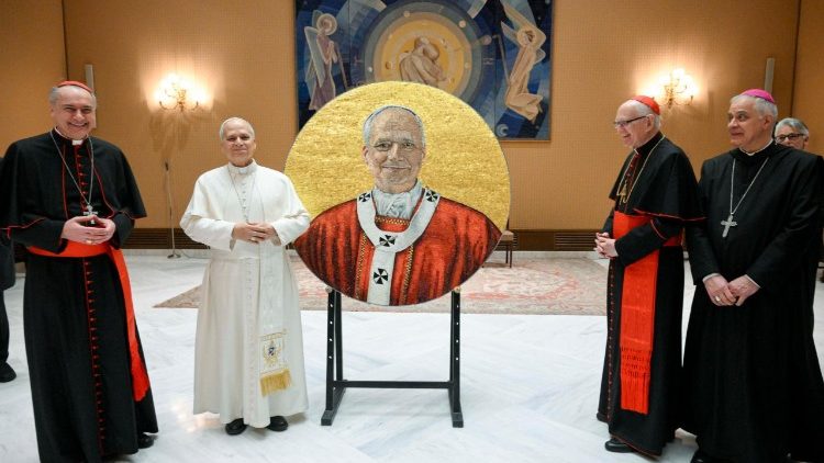 El Papa, junto con el cardenal Gambetti, el cardenal Harvey y el abad Ogliari 