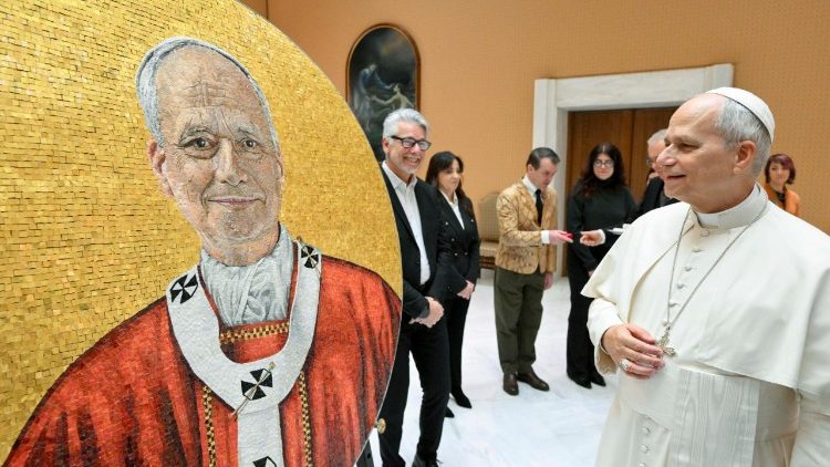  El Papa y el tondo de mosaico dedicado a &eacute;l