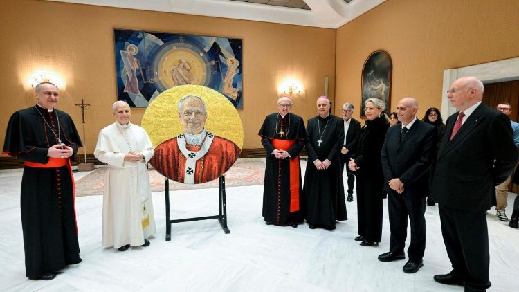 Dzieło pokazał Papieżowi kard. James Michael Harvey, proboszcz Bazyliki św. Pawła za Murami. Obecni byli także tw&oacute;rcy