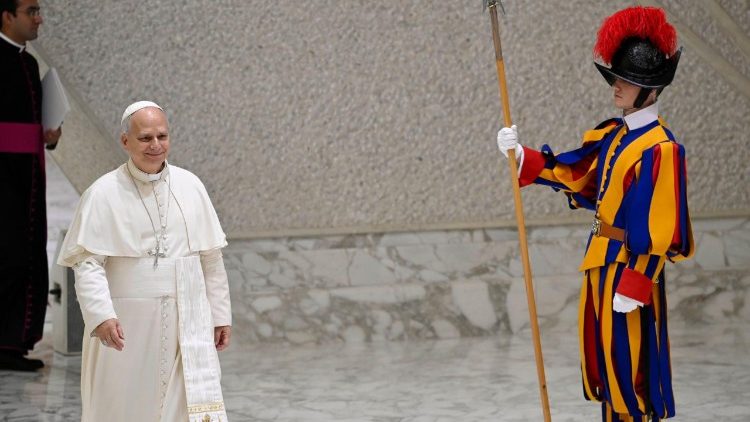 Papež přich&aacute;z&iacute; do auly Pavla VI.