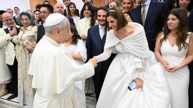 A p&aacute;pa ifj&uacute; h&aacute;zasokkal