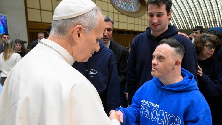 Papa akisalimia mmoja wa waamini katika Katekesi yake