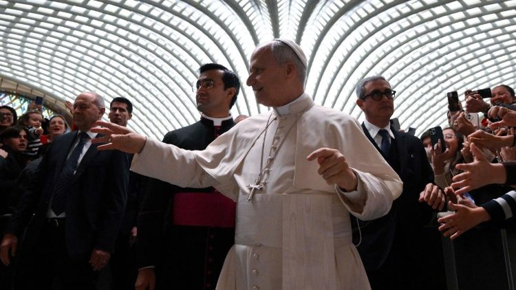 Papa Leo XIV katika akisalimia waamini