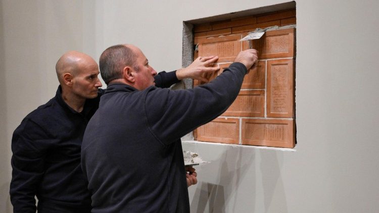 Odprtina, v katero je vstavljena skrinja