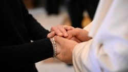 El Papa recibe a los familiares de los jóvenes italianos fallecidos y heridos en Crans-Montana.