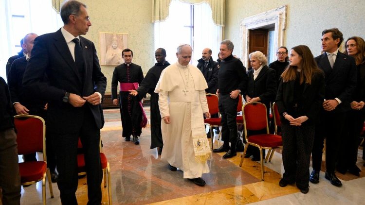 Papa wakati wa kuingia Ukumbini