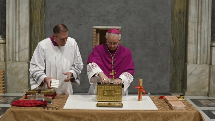 Ukl&aacute;d&aacute;n&iacute; pamětn&iacute;ch předmětů do bronzov&eacute; schr&aacute;nky