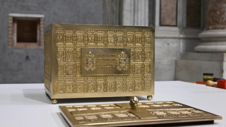 The bronze capsa before the ceremony