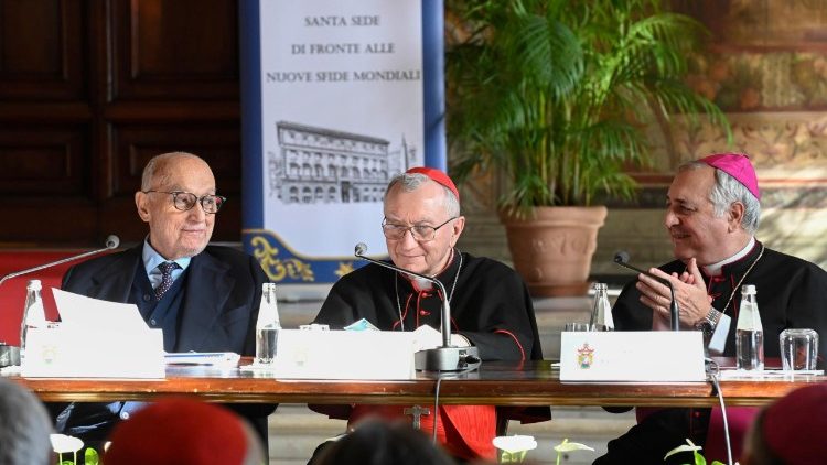 Në foto: Kardinali Pietro Parolin gjatë fjalimit të tij sot.