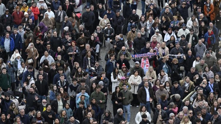 Fedeli in piazza San Pietro