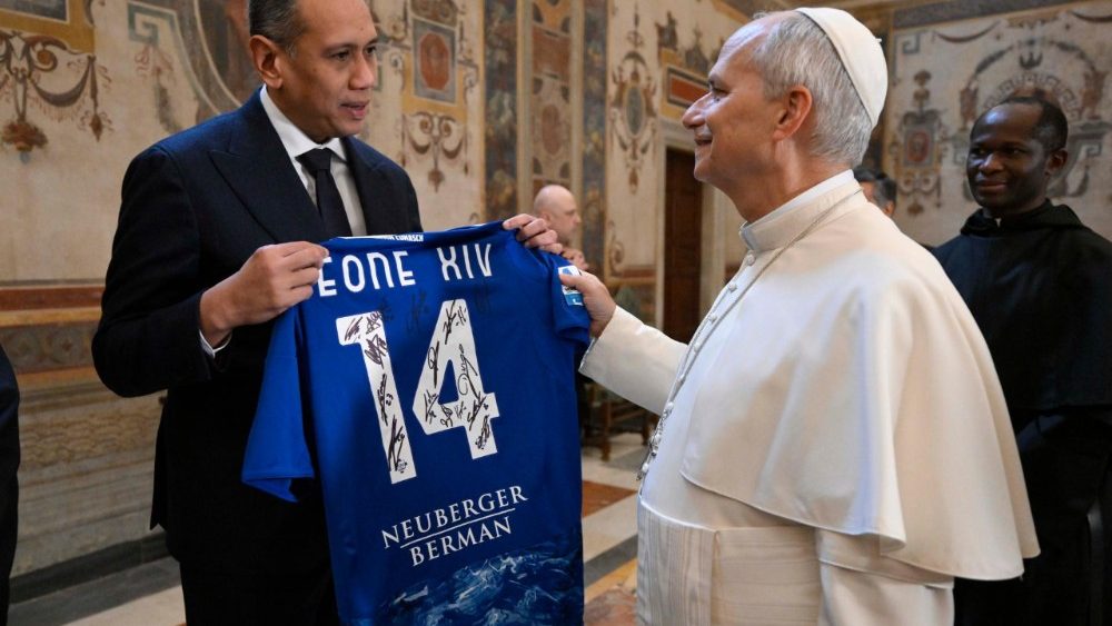Леў XIV прыняў італьянскі футбольны клуб “Кома”