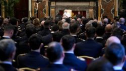 Папапа със служителите и ръководителите от Инспектората по обществена сигурност при Ватикана