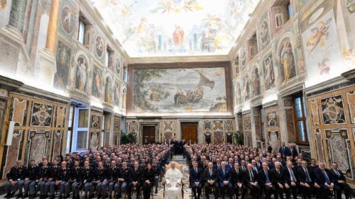 തനിക്കും തന്റെ സഹകാരികൾക്കും വത്തിക്കാനിലെത്തുന്ന തീർത്ഥാടകർക്കും ഇറ്റലിയിലെ പോലീസ് സേന നൽകുന്ന സുരക്ഷയ്ക്ക് നന്ദി പറഞ്ഞ് പാപ്പാ