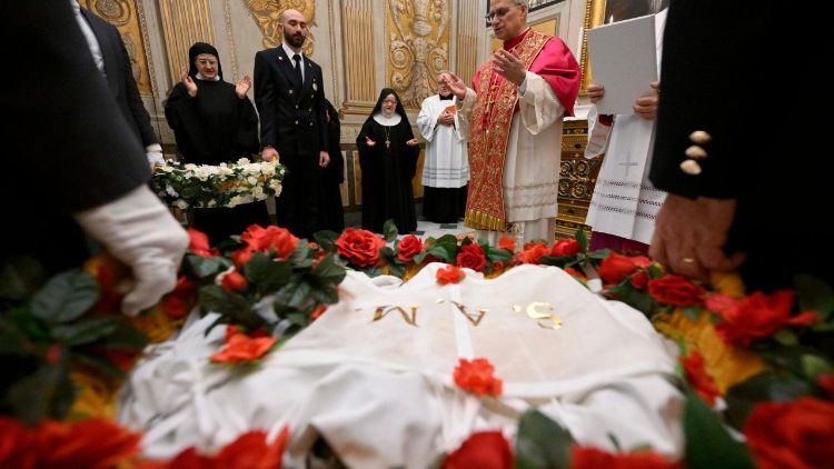 Papa Leone benedice gli agnellini nella ricorrenza di Sant'Agnese