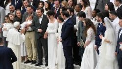 Leon al XIV-lea salutând soții recent căsătoriți la audiența generală de miercuri 