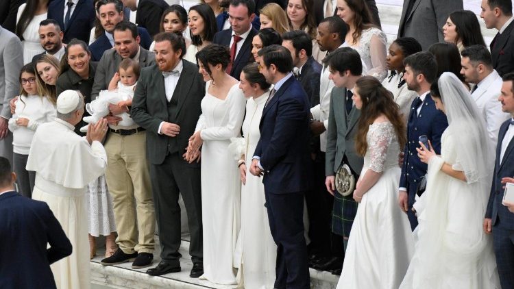 Leon al XIV-lea salutând soții recent căsătoriți la audiența generală de miercuri 