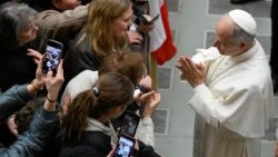 Papież Leon XIV z wiernymi, zdjęcie archiwalne