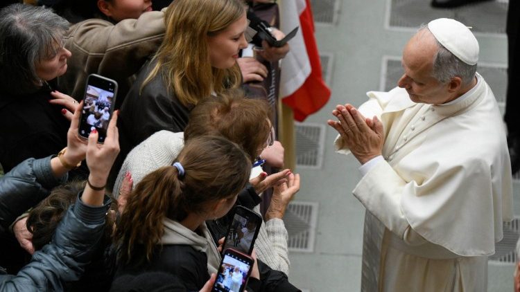 Papież Leon XIV z wiernymi, zdjęcie archiwalne