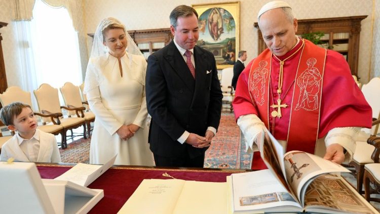 Intercambio de dones entre el Romano Pont&iacute;fice y Sus Altezas Reales el viernes 23 de enero de 2026