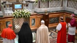 Léon XIV avec les représentants orthodoxes et anglicans devant la tombe de Saint-Paul