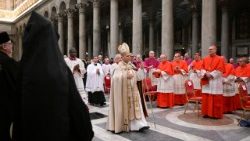 Lev XIV. přichází na modlitbu druhých nešpor ze slavnosti Obrácení sv. Pavla, Bazilika sv. Pavla za hradbami 25. ledna 2026