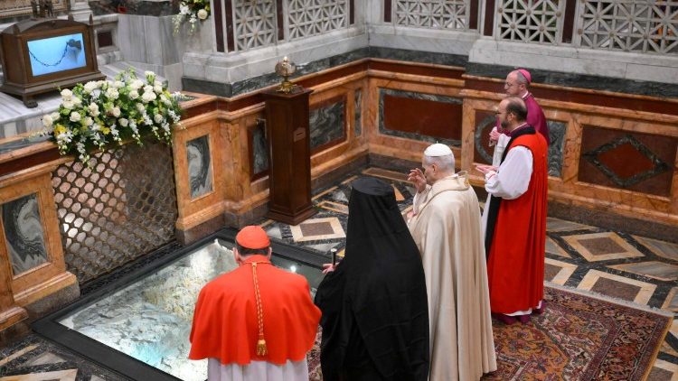 Papież przy grobie św. Pawła